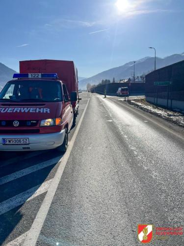 FF-Fuegen- -Oelspur-Bundesstrasse-3