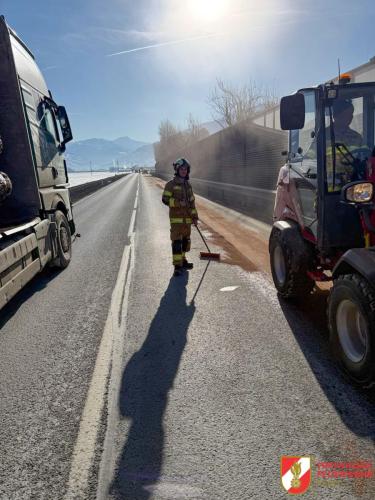 FF-Fuegen- -Oelspur-Bundesstrasse-4