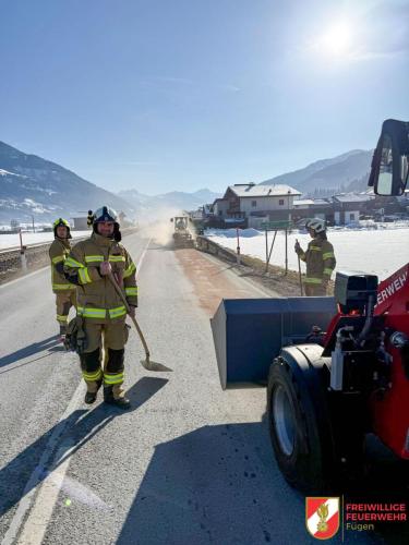 FF-Fuegen- -Oelspur-Bundesstrasse-5