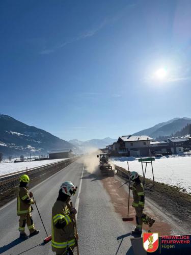 FF-Fuegen- -Oelspur-Bundesstrasse-6