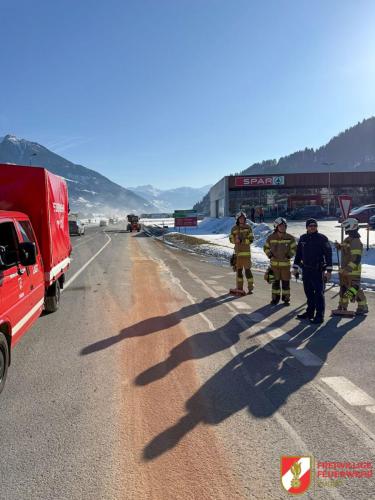 FF-Fuegen- -Oelspur-Bundesstrasse-7